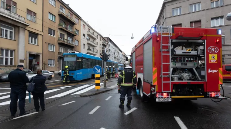 Izbio požar u stanu na 6. katu zgrade, jedna osoba poginula, druga ozlijeđena