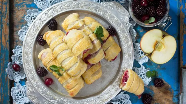 Savijača s jabukama, kupinama i vi&scaron;njama