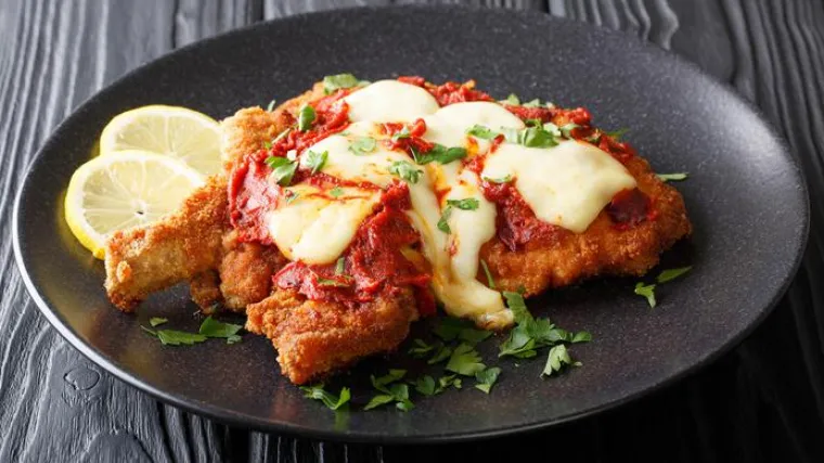 TelećI kotleti s mozzarellom i umakom od rajčice