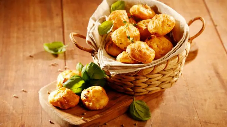 ZalogajčIćI sa sirom, rajčicama, timijanom i bosiljkom