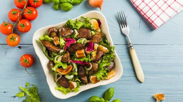 Topla salata od pilećih jetrica