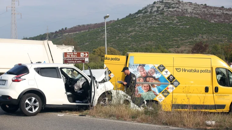Vozači ozlijeđeni u prometnoj nesreći: Sudarili se kombi Hrvatske po&scaron;te i osobni automobil