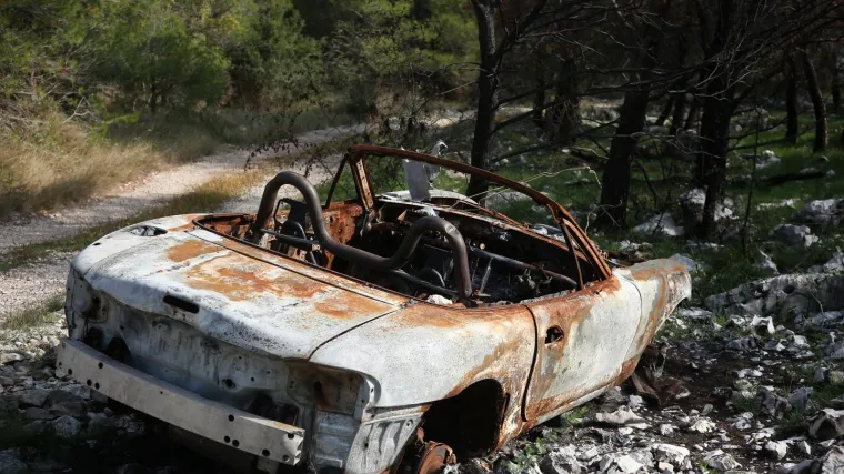 Misterij zapaljenog kabrioleta jo&scaron; nije rije&scaron;en: Tko je prije tri mjeseca sletio autom u &scaron;umu?