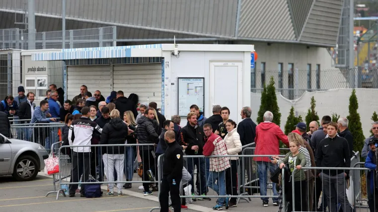 Euforija već zahvatila Rujevicu: Navijači satima čekali ulaznice za utakmicu godine
