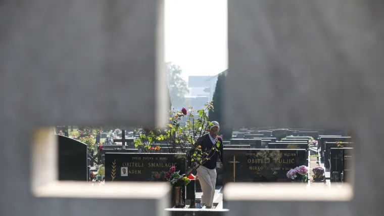 Znate li za&scaron;to Svi svete slavimo ba&scaron; 1.11? I, znate li razliku između Svih svetih i Du&scaron;nog dana?