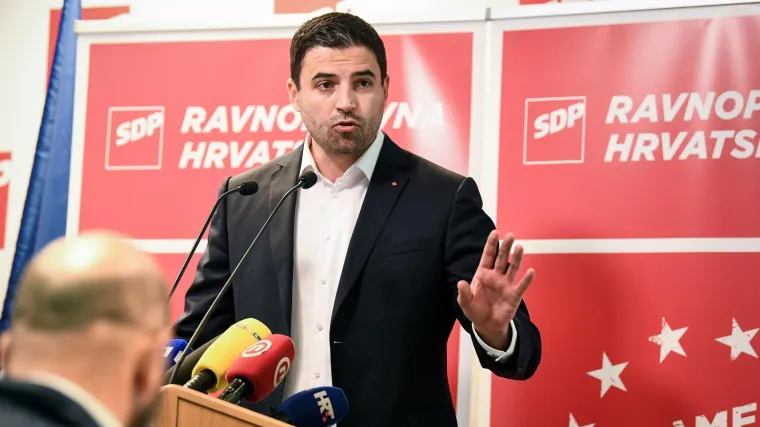 'Laže da nema novca za veće plaće učitelja'; Vrdoljaka i Divjak optužio da glume da im je stalo