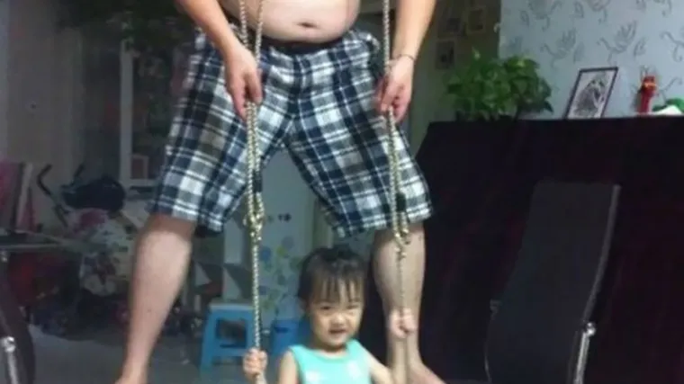 DOKAZ DA TATE NE SMIJU OSTATI NASAMO S DJECOM: Ovi imaju nešto drugačiju ideju roditeljstva, ali klinci se ne bune