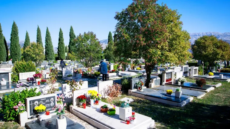 Gužve na grobljima diljem Hrvatske: Građani obilaze posljednja počivali&scaron;ta svojih najmilijih