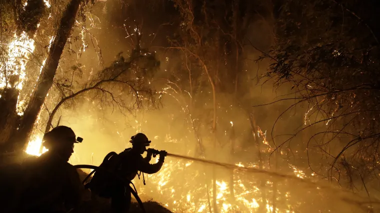 Evakuirane stotine tisuća ljudi: Vatrogasci polako stječu kontrolu nad požarima u Kaliforniji