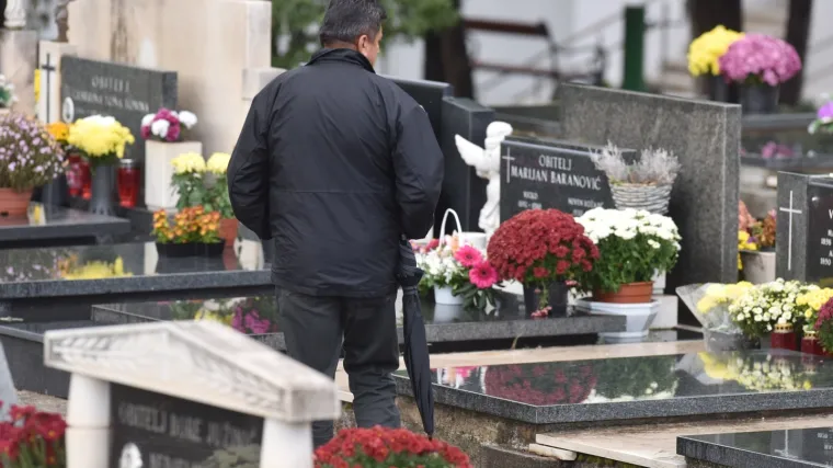 Du&scaron;ni je dan: Vjernici diljem zemlje palili svijeće i molili za svoje najmilije kojih vi&scaron;e nema