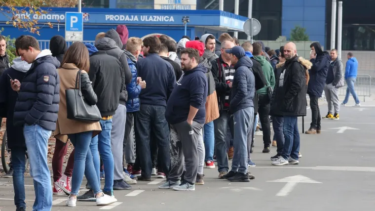 Navijači kampiraju u redu za karte, ovakva navala jo&scaron; nije viđena