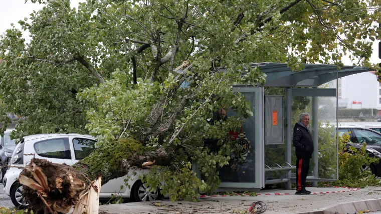 Oluja Amelie poharala francusku obalu: Oko 100.000 kućanstava je ostalo bez struje