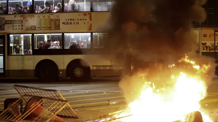 Masovni nemiri: Provladin prista&scaron;a mu odgrizao dio uha,  u napadu nožem ozlijeđeno četvero ljudi