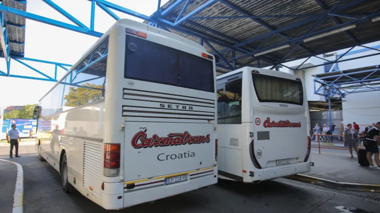 Kod Zadra kamenovali autobus: 'To je bio užas, kr&scaron;, lom, udarci... Ljudi su vri&scaron;tali'