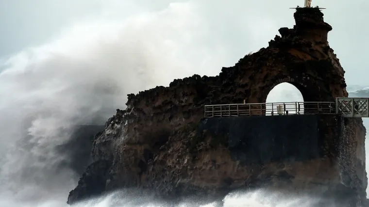 Zatvorene prometnice, a 100.000 kućanstava ostalo bez struje