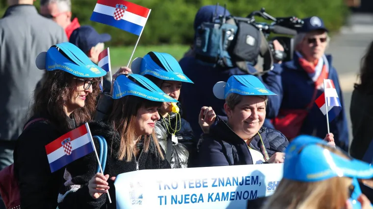 Nezadovoljni prosvjetari pred Vladom: 'Premijeru, ispravite nepravdu. Nemojte biti gubitnik'