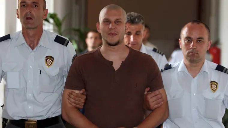 Udario ga tavom jer nije htio u &scaron;etnju, čuvar zavr&scaron;io na &scaron;ivanju glave