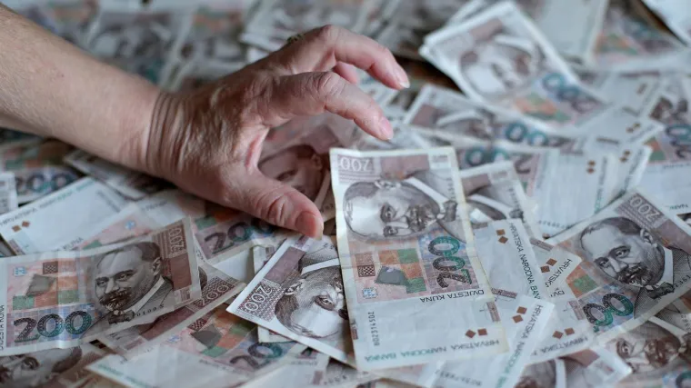 Hrvatske vode će potro&scaron;iti 800.000 kn na&scaron;eg novca na 'ženske rukavice od ka&scaron;mira, setove za manikuru, mini setove za sir i vino...'