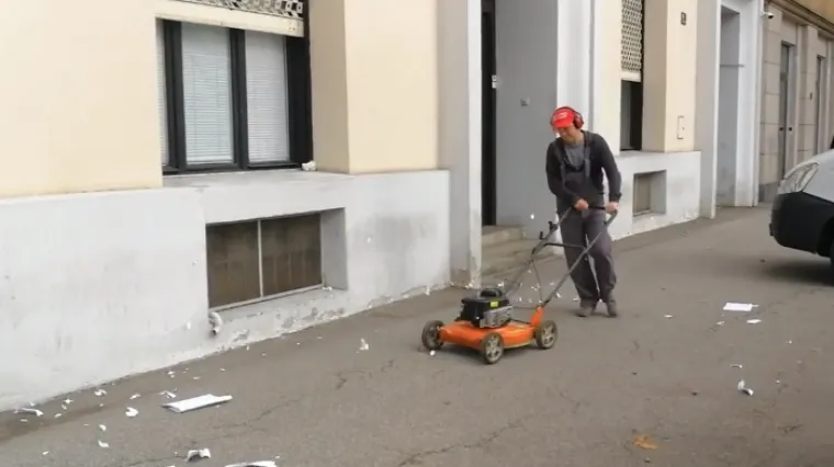 Ispred sjedi&scaron;ta HDZ-a pobacao zakone i upalio kosilicu: 'Ovi su nam vi&scaron;ka...'