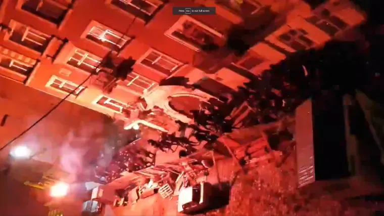 Huligani palili policijske aute