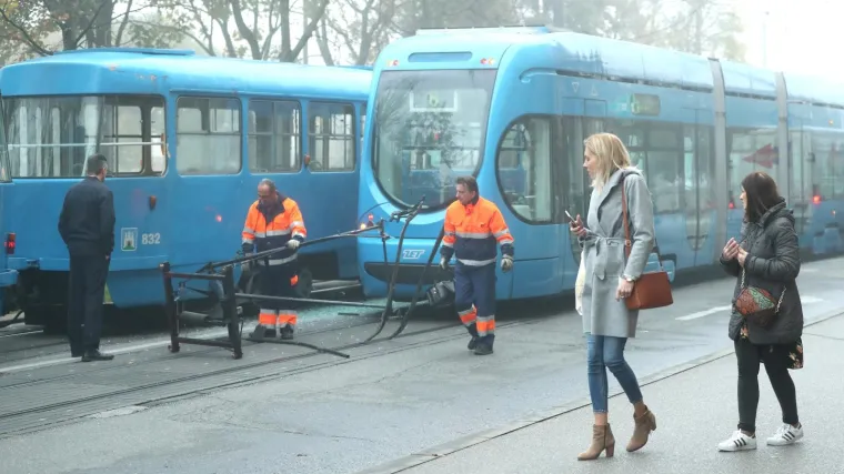 FOTO Promet blokiran, a putnici u &scaron;oku: Nakon snažnog udarca, popucala stakla na tramvaju!