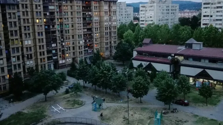 Stra&scaron;na tragedija u susjedstvu: Dječak (7) se nagnuo kroz prozor i pao s 12. kata na parkirani auto