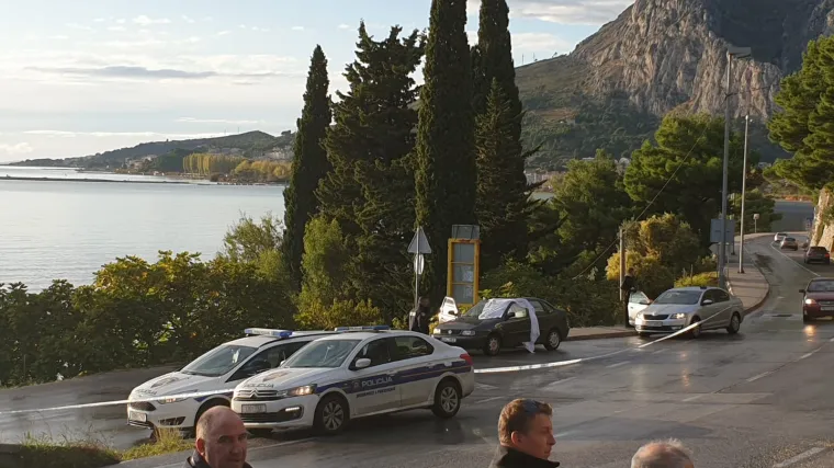 Ubojstvo u Omi&scaron;u: Napadač s motora upucao mu&scaron;karca u automobilu, policija jo&scaron; traga za njim