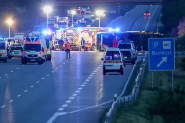Udario je u zaštitnu ogradu i prevrnuo se u jarak; više od 30 ljudi ozlijeđeno