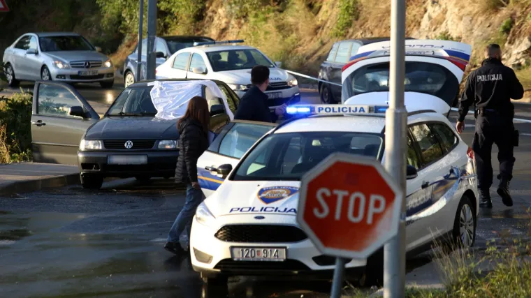 Upucao ga u autu, dok je jeo, pred očima djevojke i pobjegao; neslužbeno se doznaje o kome se radi