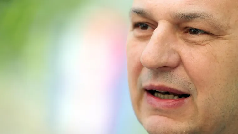 Kaže da su Hrvati apsolutno politički nepismeni i dopustio bi da se ulice imenuju po Anti Paveliću