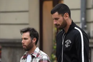 Mačak u ležernom izdanju s prijateljem šetao gradom