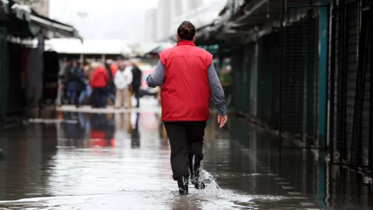 More poplavilo riječku tržnicu, kupci ne mogu do &scaron;tandova: 'Ovo je katastrofa, tri dana smo u vodi!'