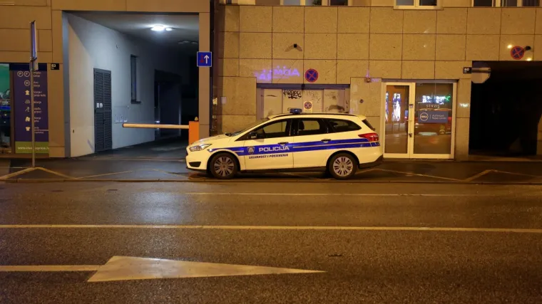 FOTO U stanu na Tre&scaron;njevci pronađeno dvoje mrtvih! Vatrogasci i policija ulazili kroz prozor