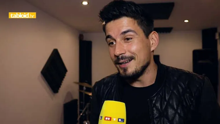 Ekskluzivno smo zavirili na probu Bojana Jambrošića koji sprema koncert povodom 10 godina karijere