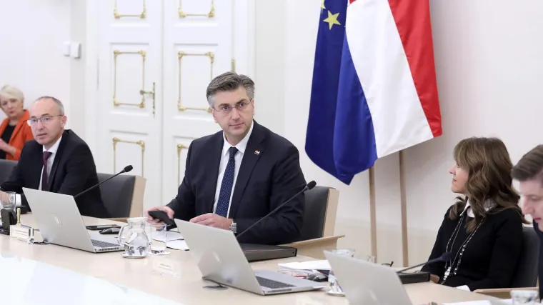 Plenković o zahtjevu sindikata za povi&scaron;icom: 'Ni tajnica se ne sjeća kad je jedna Vlada digla plaće za 18 posto'