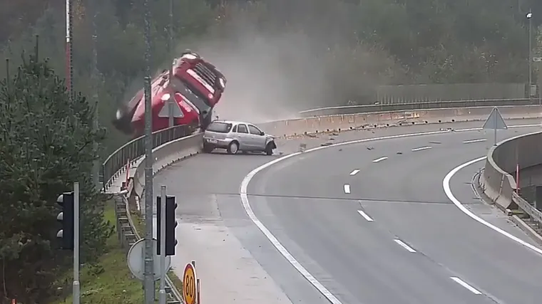 VIDEO Stra&scaron;na nesreća u Sloveniji: Corsa se zarotirala na cesti i 'izgurala' kamion s nadvožnjaka!