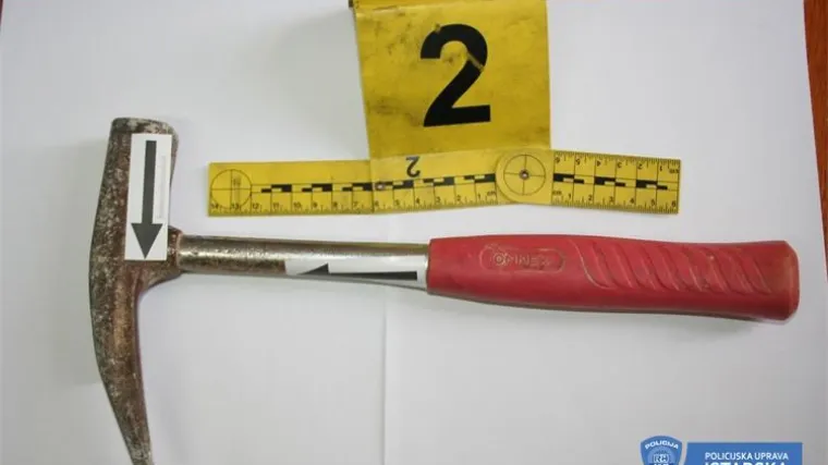 Upao u stan muškarcu (56) pa ga izudarao čekićem po tijelu, završio je u pritvoru