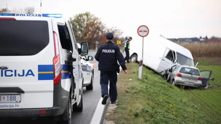 FOTO Sudar u Međimurju: Kombi i auto sletjeli u kanal, ima ozlijeđenih