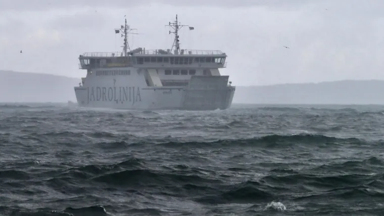 Nevrijeme čini probleme na obali: Zbog vjetra su u prekidu trajektne i katamaranske linije