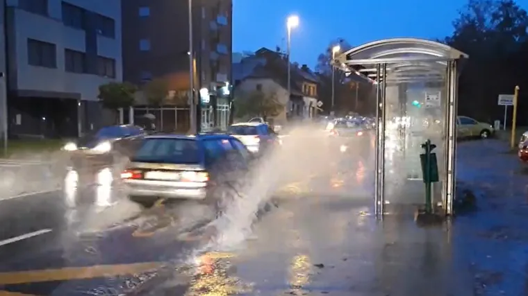 Vatrogasci ispumpavaju podrume, izlio se Veliki potok, posebno je teško na jednom stajalištu busa