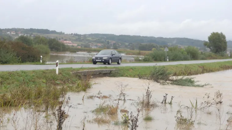 Voda ulazi u kuće, načelnik izdao zapovijed da se prekopaju nogostupi; Poplava prijeti i Obrovcu