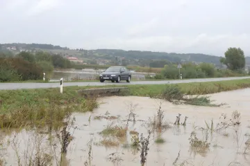 Voda ulazi u kuće, načelnik izdao zapovijed da se prekopaju nogostupi; Poplava prijeti i Obrovcu