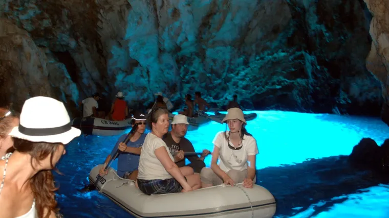 Na kojem se otoku nalazi Modra špilja?