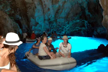 Na kojem se otoku nalazi Modra špilja?