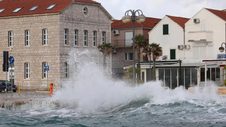 VIDEO Naglo raste razina mora: U Rovinju i &Scaron;ibeniku se već prelijeva preko rive, u Istru stiže jaka oluja