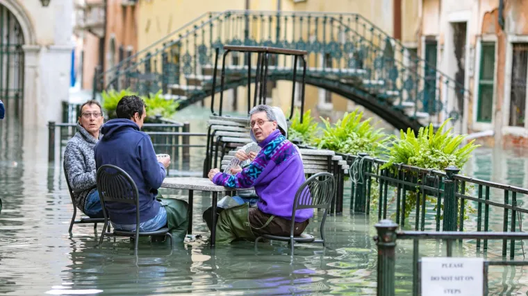Visina mora dosegnula metar i pol, grad je u potpunosti poplavljen