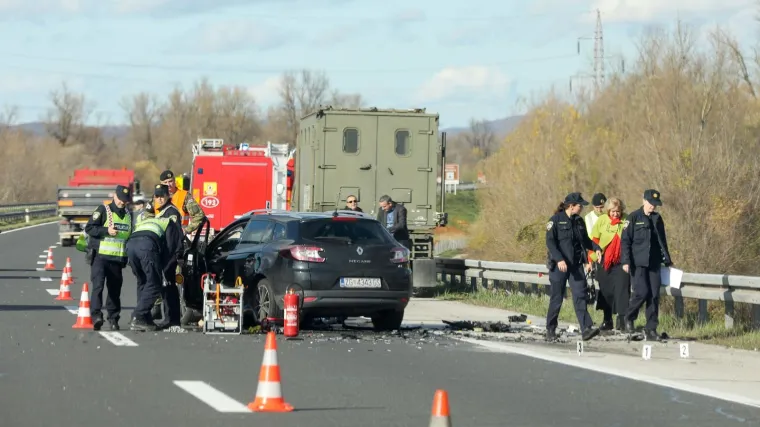 FOTO Te&scaron;ka nesreća kod Rakitja: Automobil 'podletio' pod kamion HV-a, jedna osoba poginula