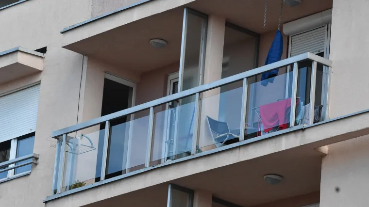 Posvađao se sa ženom: Rastrojeni policajac se zaključao u stan i prijeti da će pucati