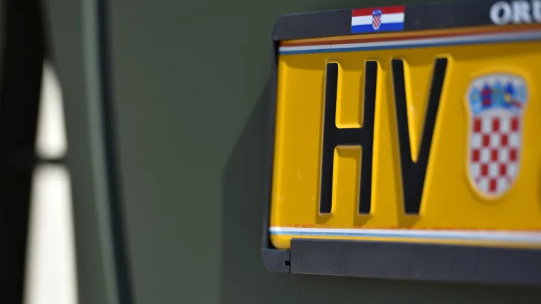 Jedna osoba poginula u sudaru automobila i vozila Hrvatske vojske