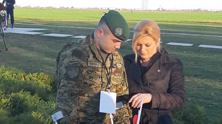 Pridržavala vojnika stradalog u Afganistanu dok je palio svijeću na Ovčari